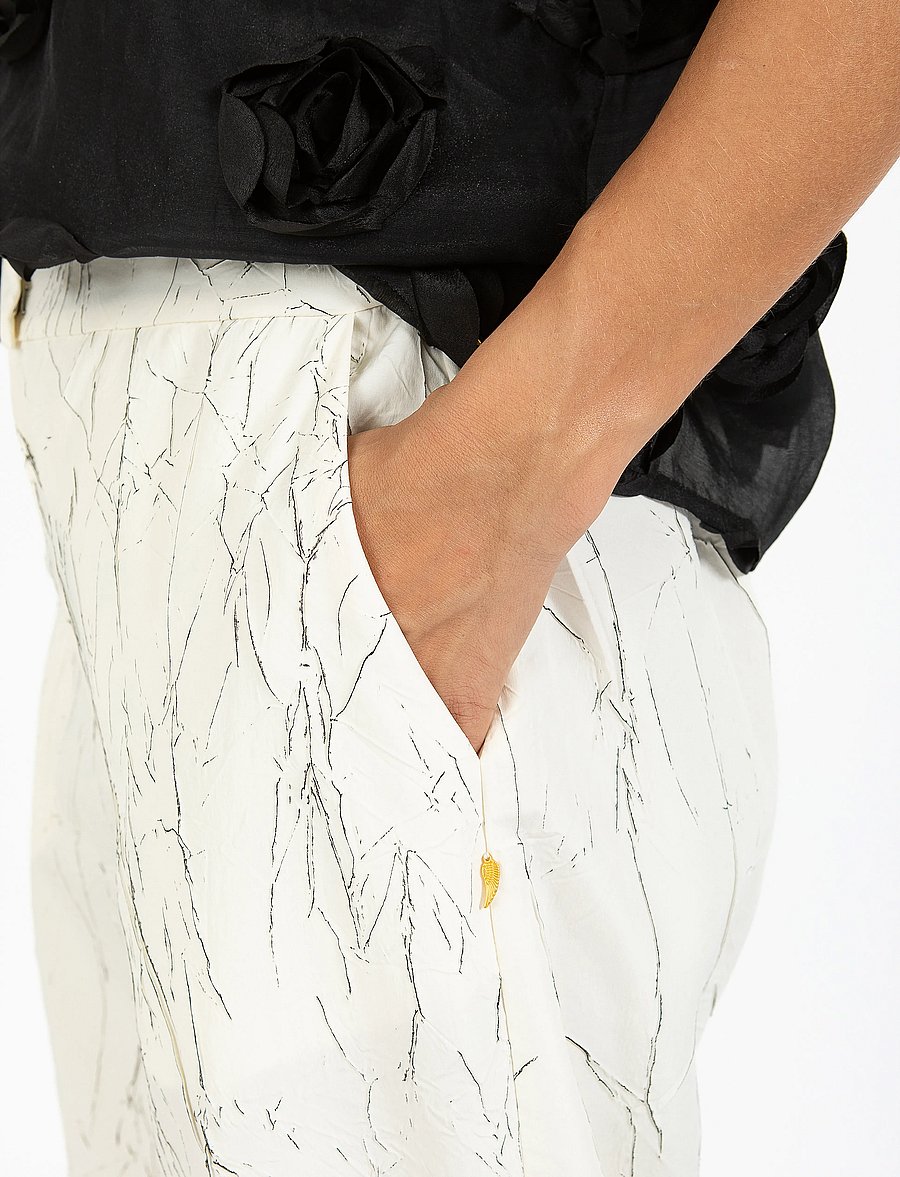 Coster Copenhagen - Crinkled suit pants - PETRA fit - hosen mit weitem bein - creme/black crinkle - 5