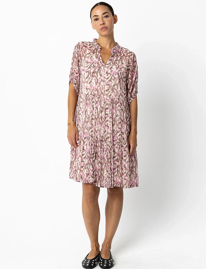 Coster Copenhagen - Short dress in dreamscape print - kesämekot - pink dreamscape print - 4
