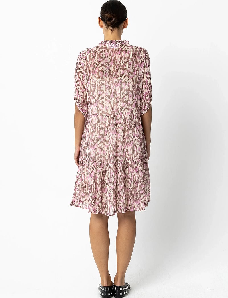 Coster Copenhagen - Short dress in dreamscape print - kesämekot - pink dreamscape print - 5