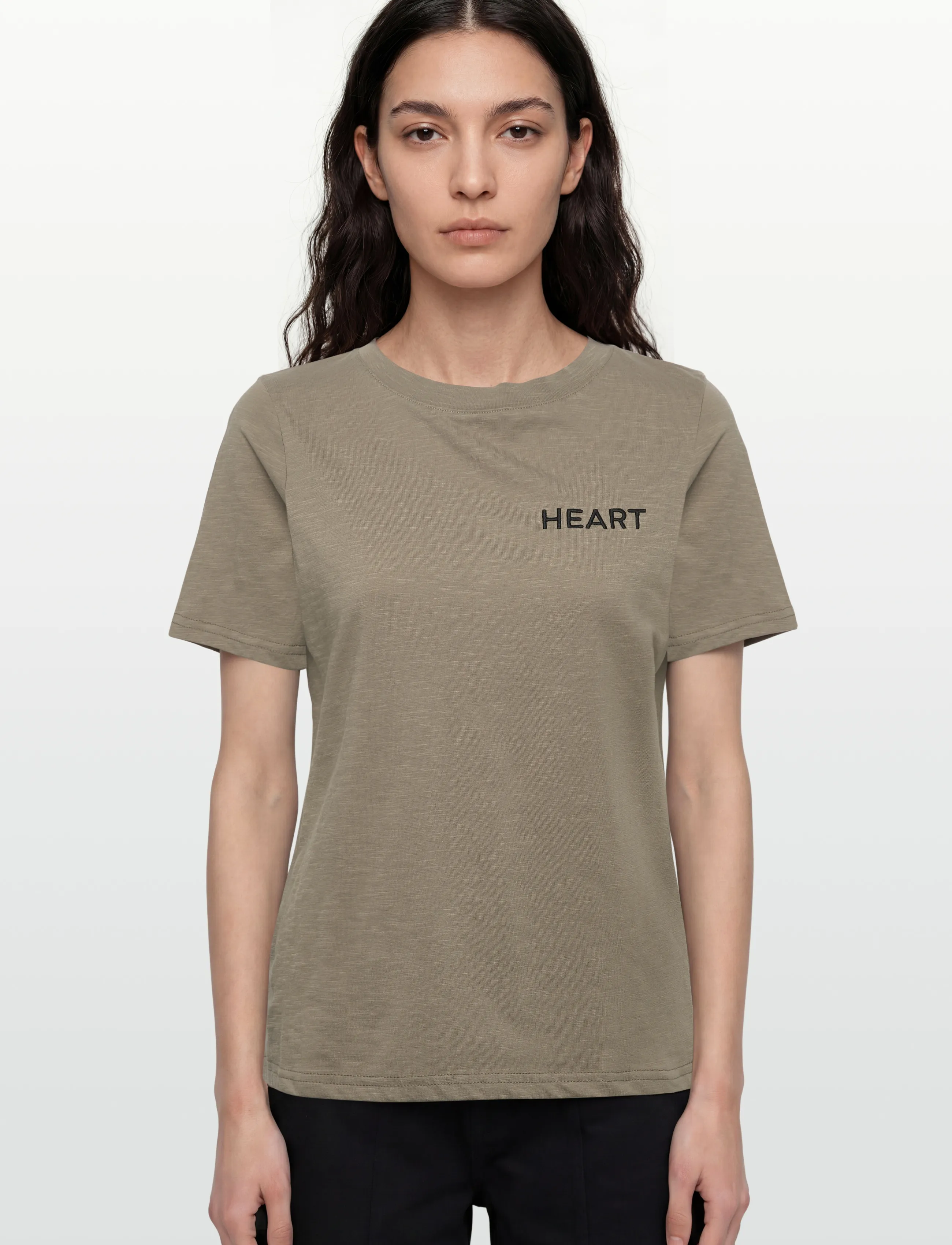 Coster Copenhagen - Tee with Heart embroidery - t-shirts - dusty olive - 3