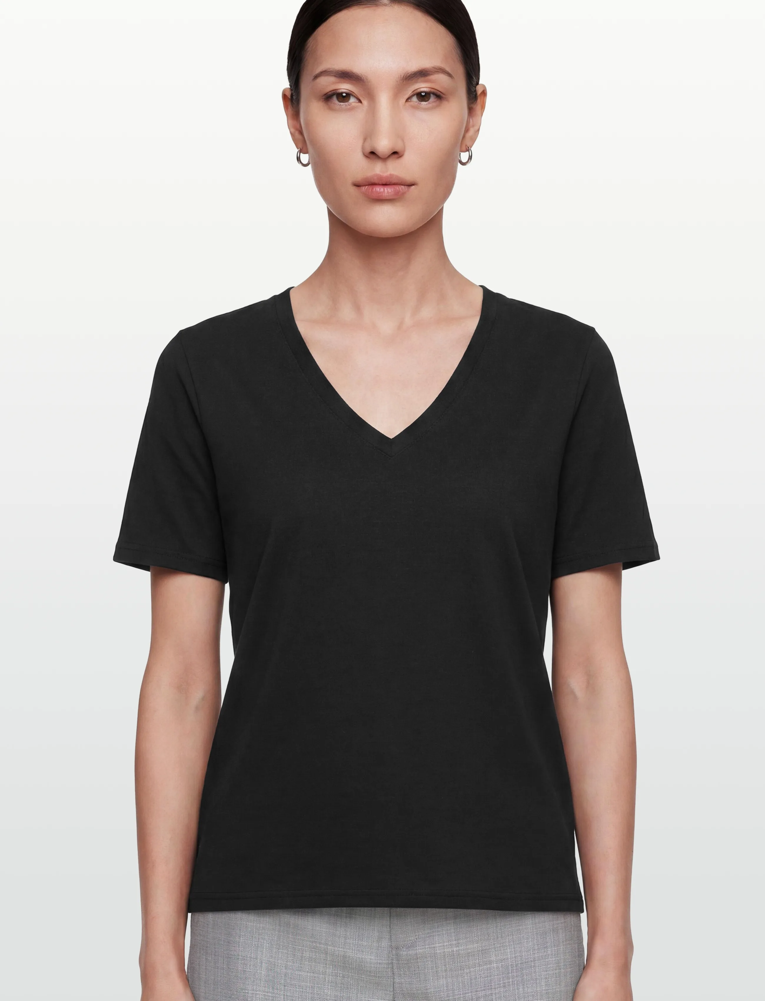 Coster Copenhagen Cc Heart Basic Regular V-Neck T-Shi t-shirts dam – bild 2
