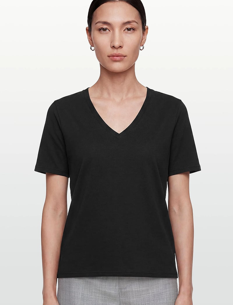 Coster Copenhagen - CC Heart basic regular v-neck t-shi - t-shirts - black - 3