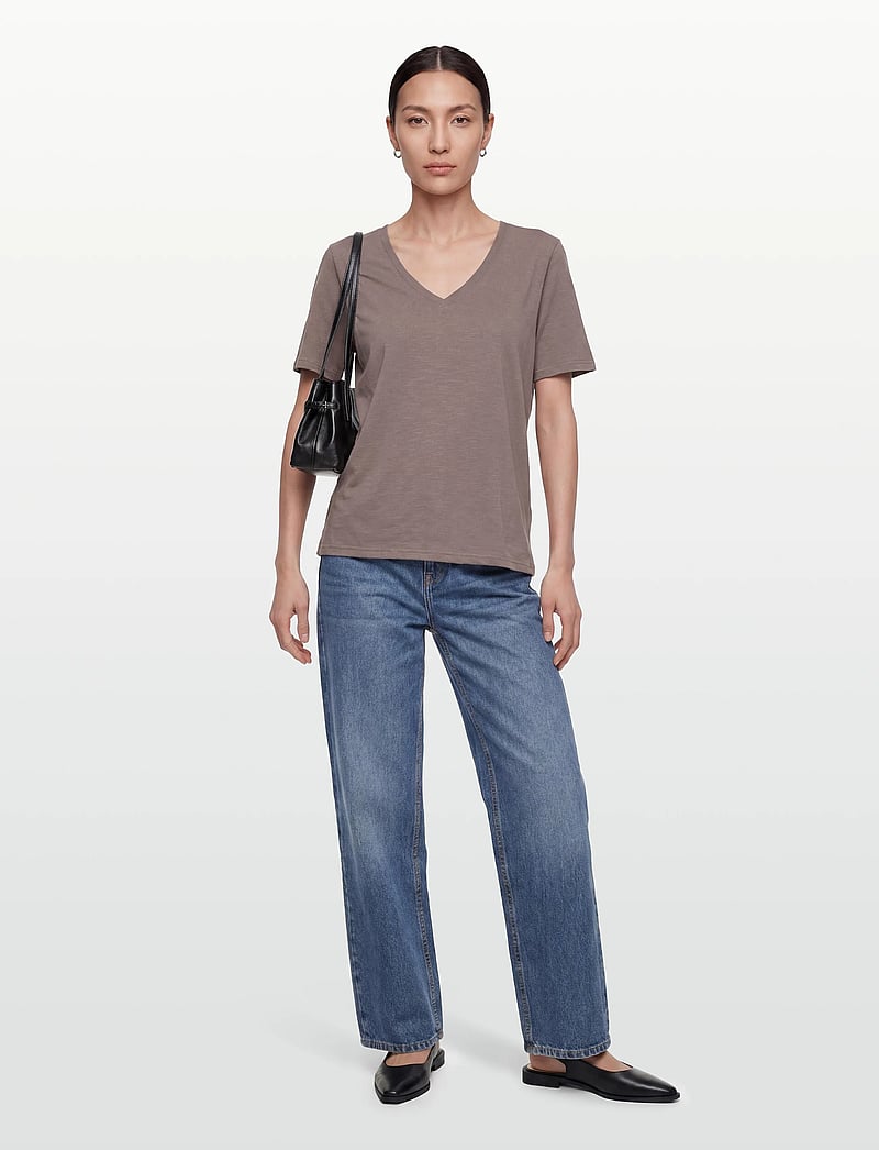 Coster Copenhagen - CC Heart basic regular v-neck t-shi - t-shirts - dark mud - 0