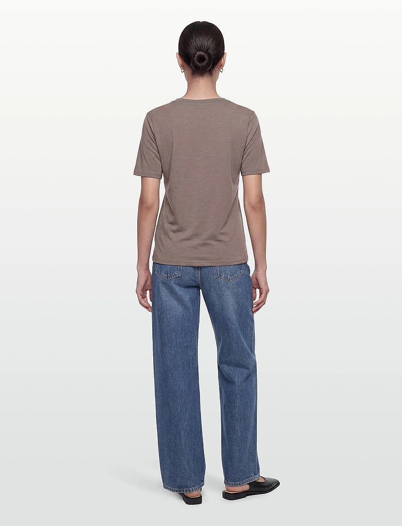 Coster Copenhagen - CC Heart basic regular v-neck t-shi - t-shirts - dark mud - 4