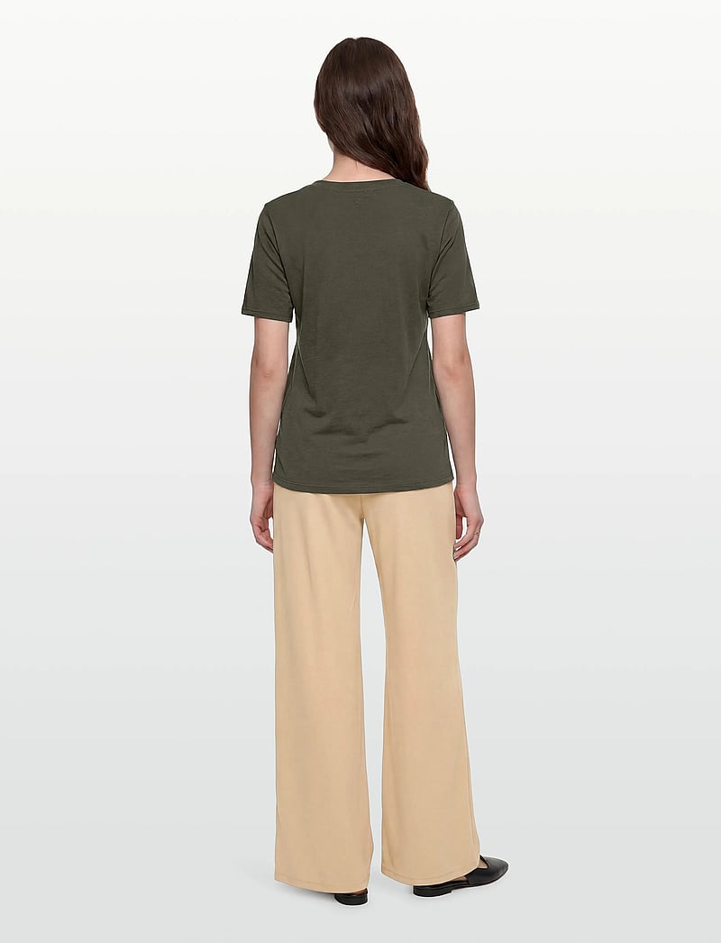 Coster Copenhagen - CC Heart basic regular v-neck t-shi - t-shirts - hunter green - 4