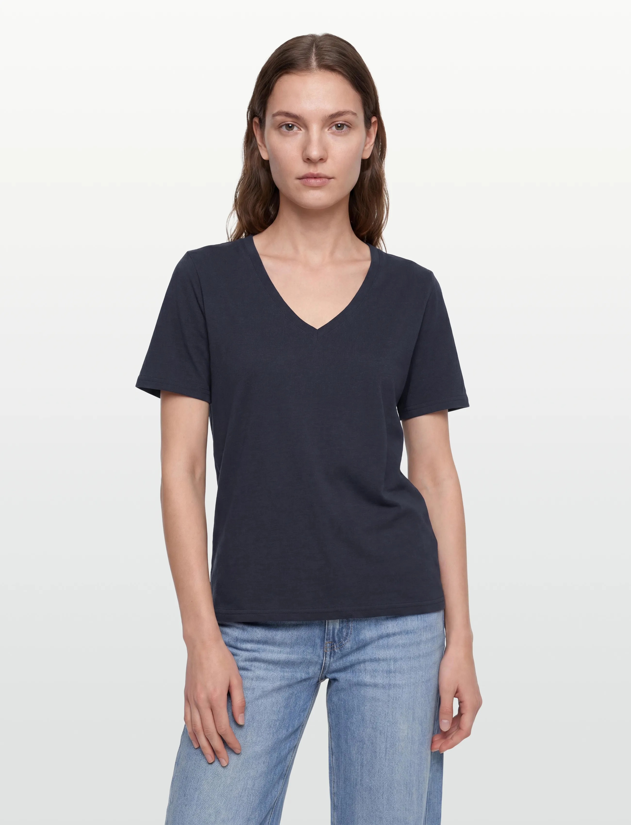 Coster Copenhagen Cc Heart Basic Regular V-Neck T-Shi t-shirts dam – bild 2