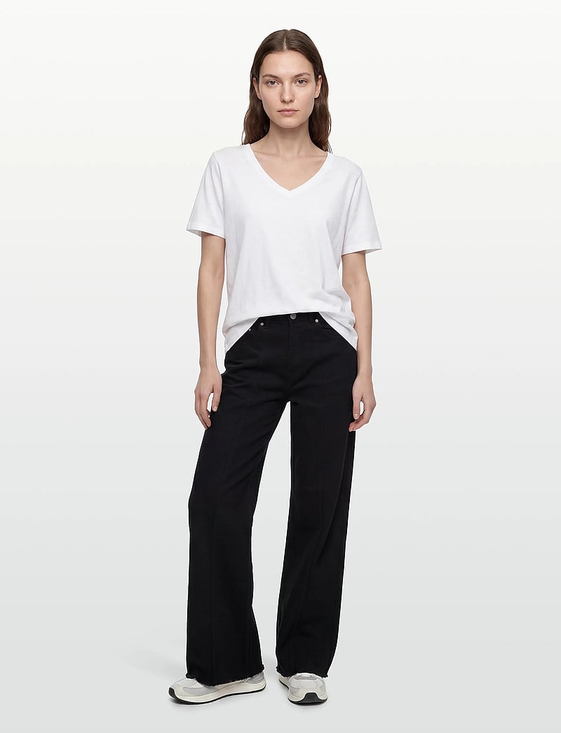 Coster Copenhagen - CC Heart basic regular v-neck t-shi - t-shirts - white - 0