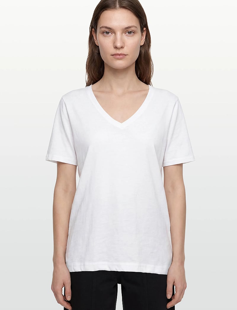 Coster Copenhagen - CC Heart basic regular v-neck t-shi - t-shirts - white - 3