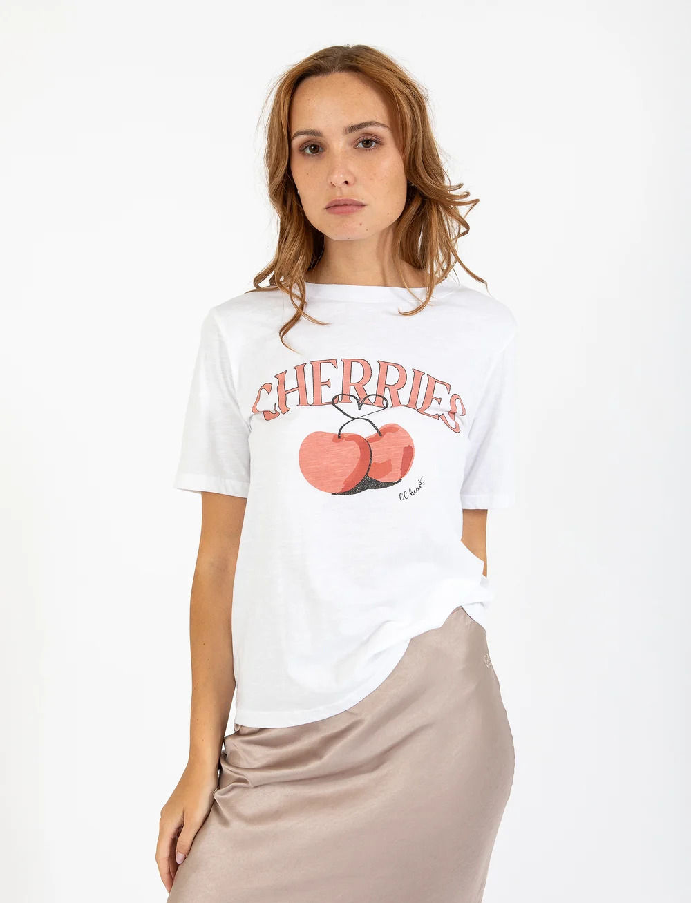 Coster Copenhagen - CC Heart CHERRIES t-shirt - Mid sleeve - t-shirts - white - 4