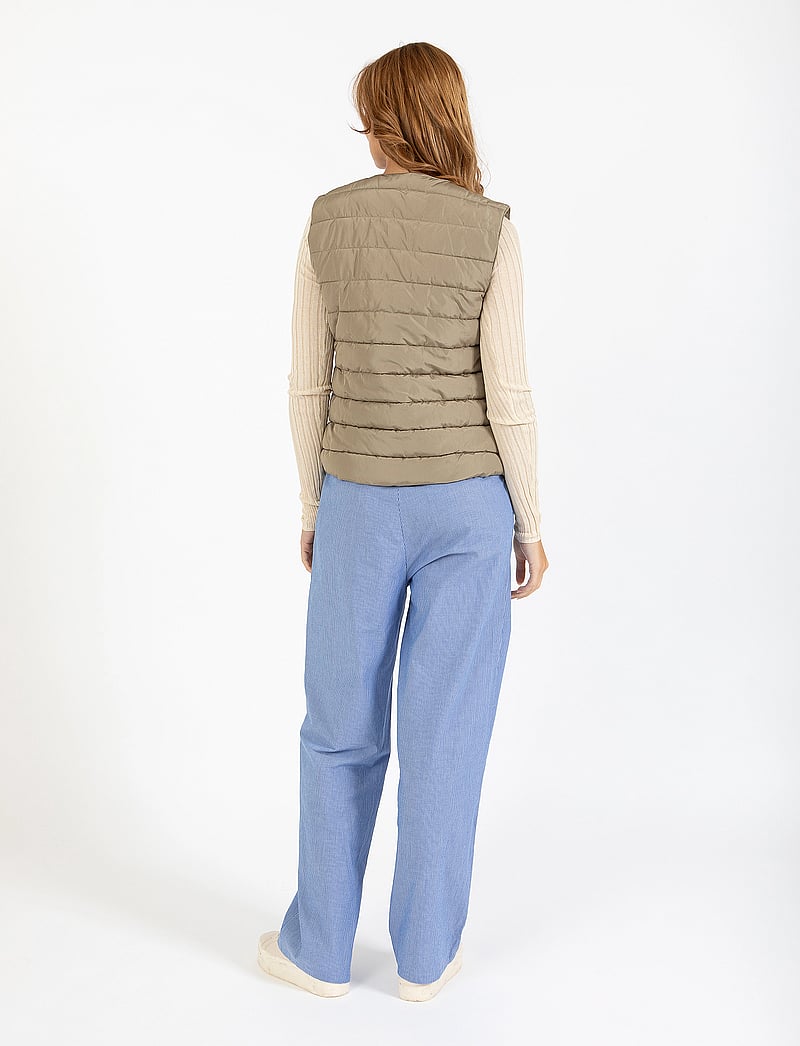 Coster Copenhagen - CC Heart ASTA quiltet vest - höstjackor - sand olive - 3