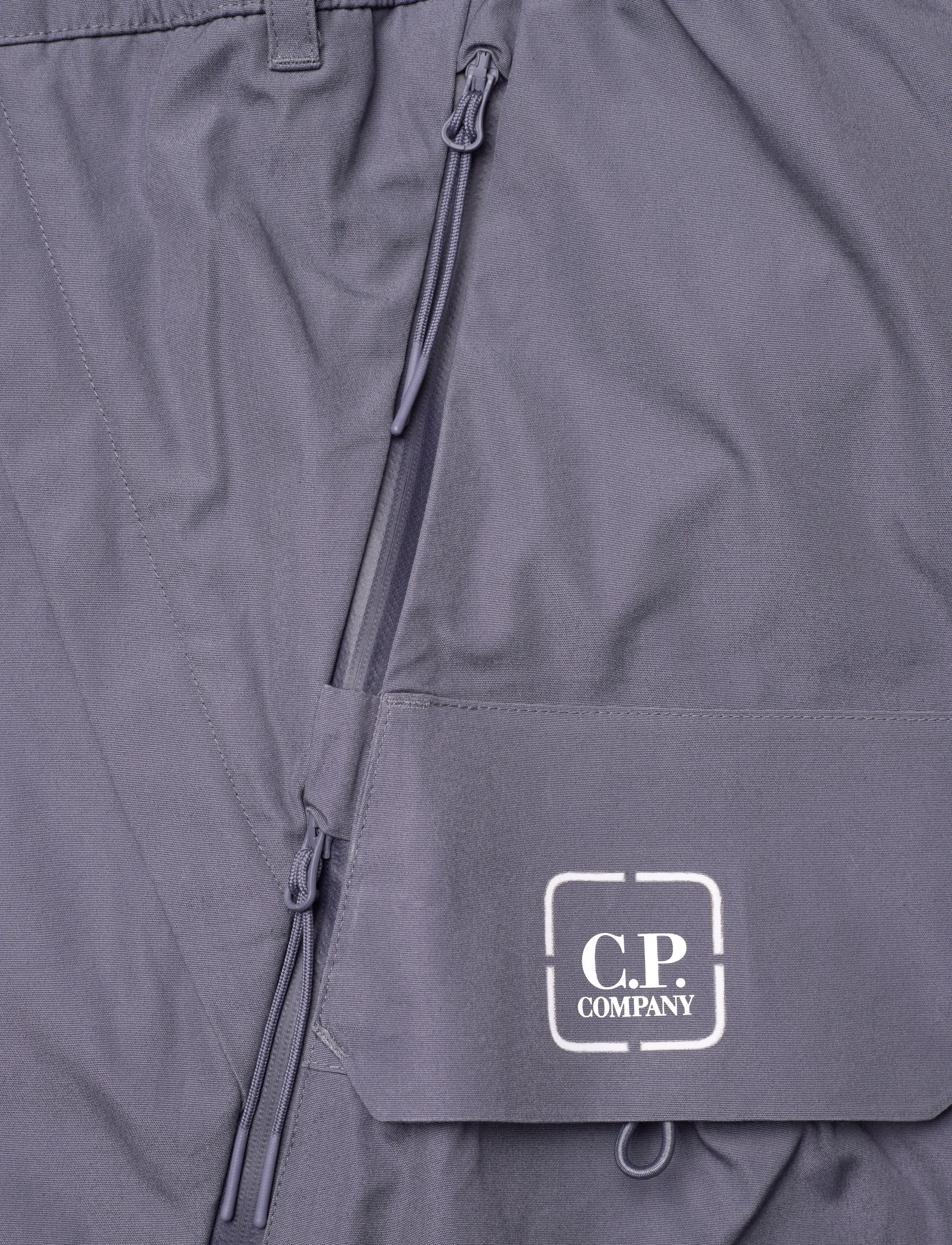 C.P. Company - Metropolis Hyst Cargo Bermuda Shorts - cargo shorts - ombre blue - 2