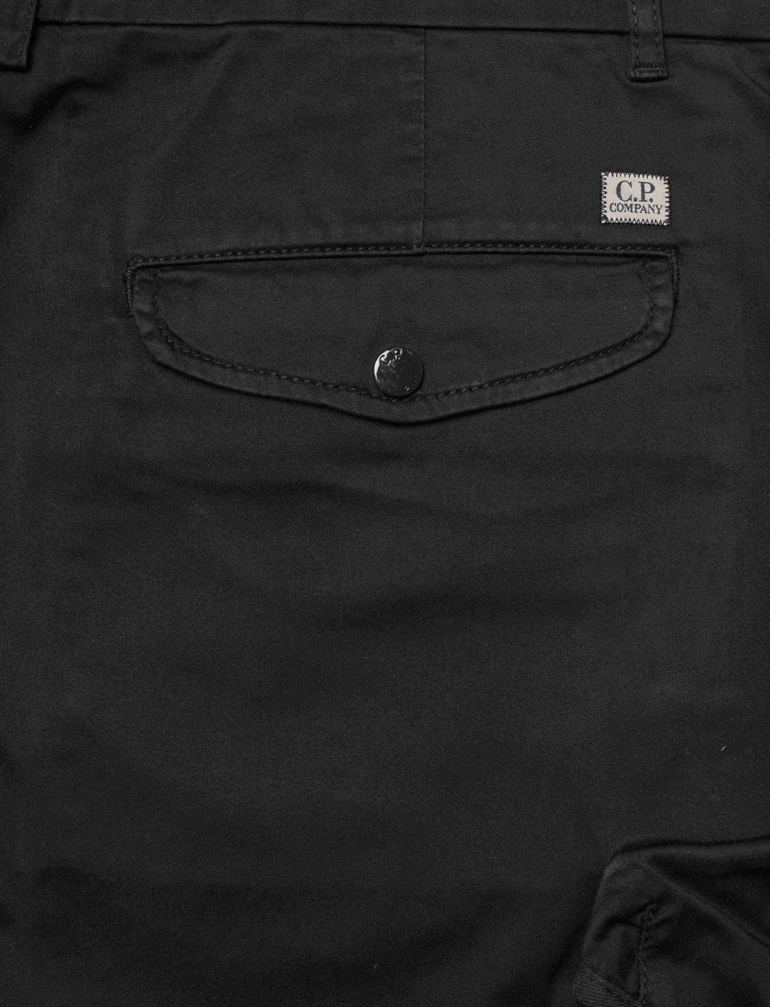 C.P. Company - Logo Patch Cargo Pants - cargo stila bikses - black - 4