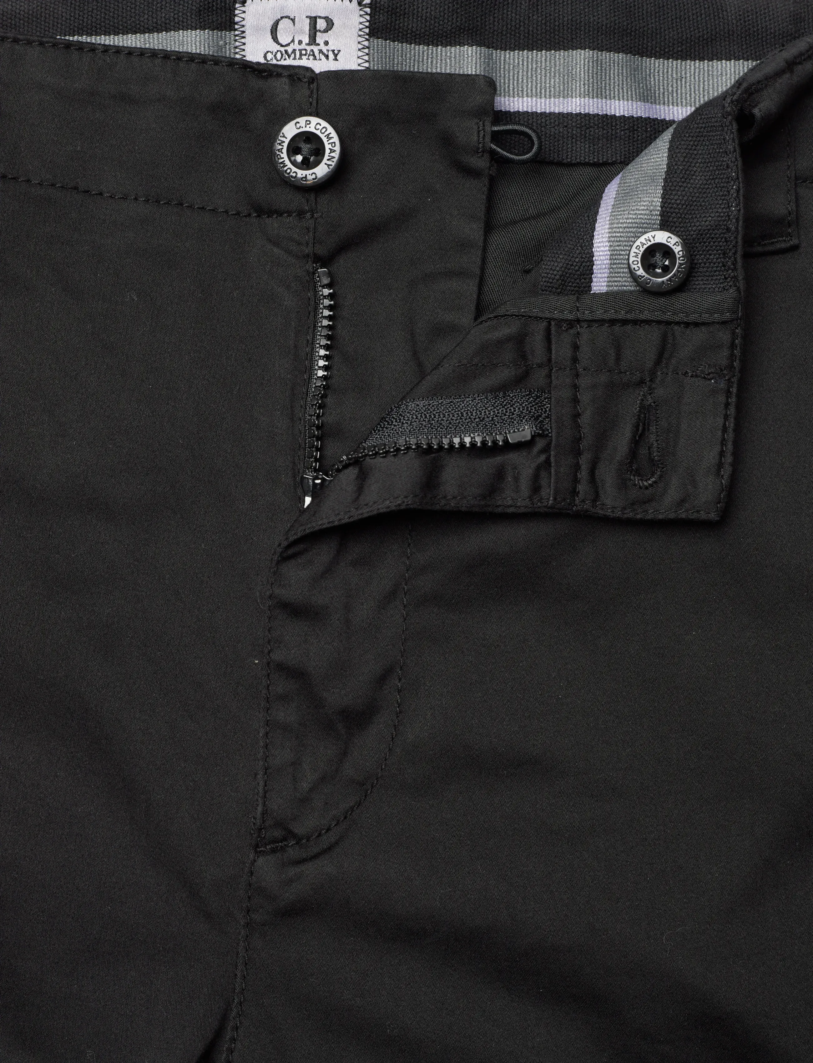 C.P. Company - SATIN STRETCH - BERMUDA - cargo shorts - black - 3