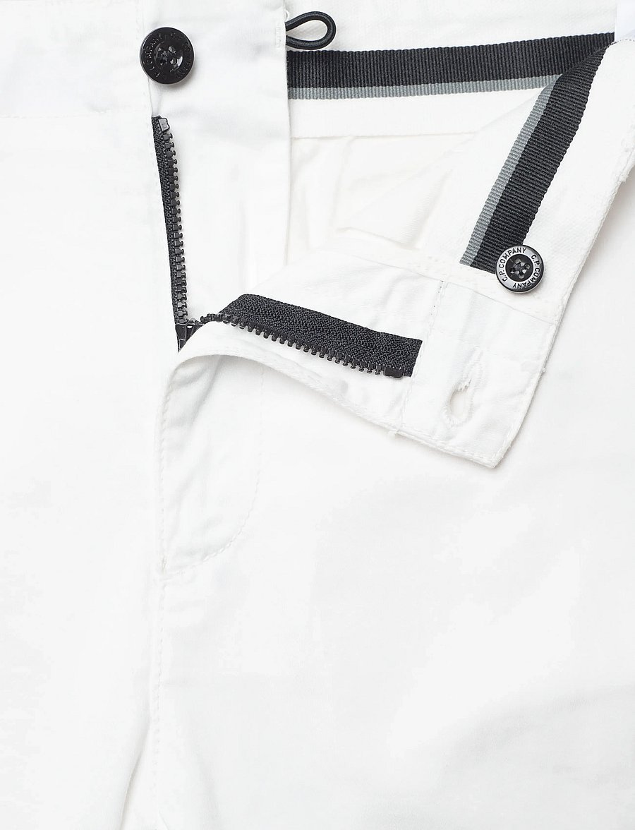 C.P. Company - SATIN STRETCH - BERMUDA - cargo shorts - gauze white - 3