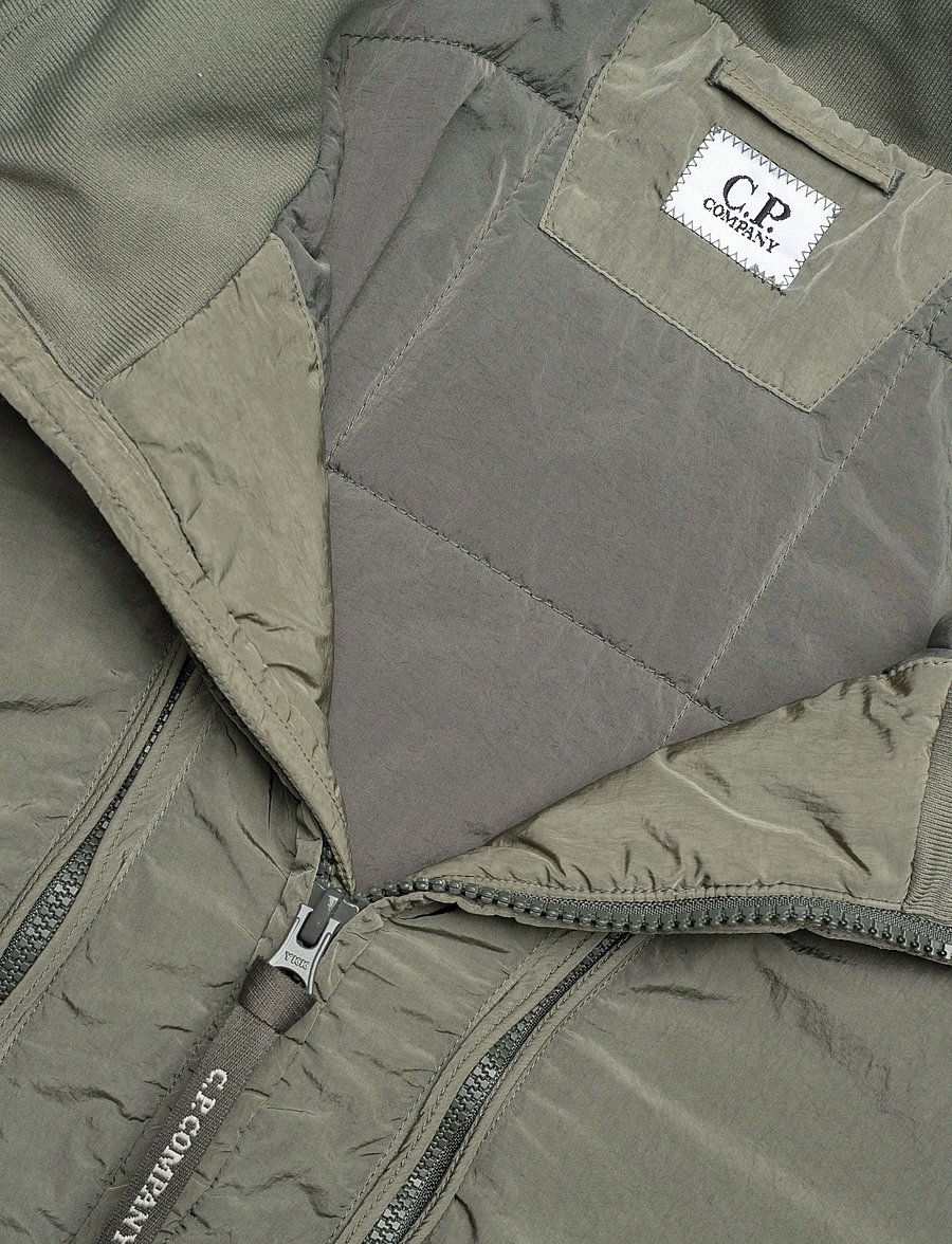 C.P. Company - Chrome-R Body Zippers Padded Jacket - daunenjacken - grape leaf - 2