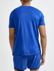 Craft - ADV Essence SS Tee M - short-sleeved t-shirts - burst - 3