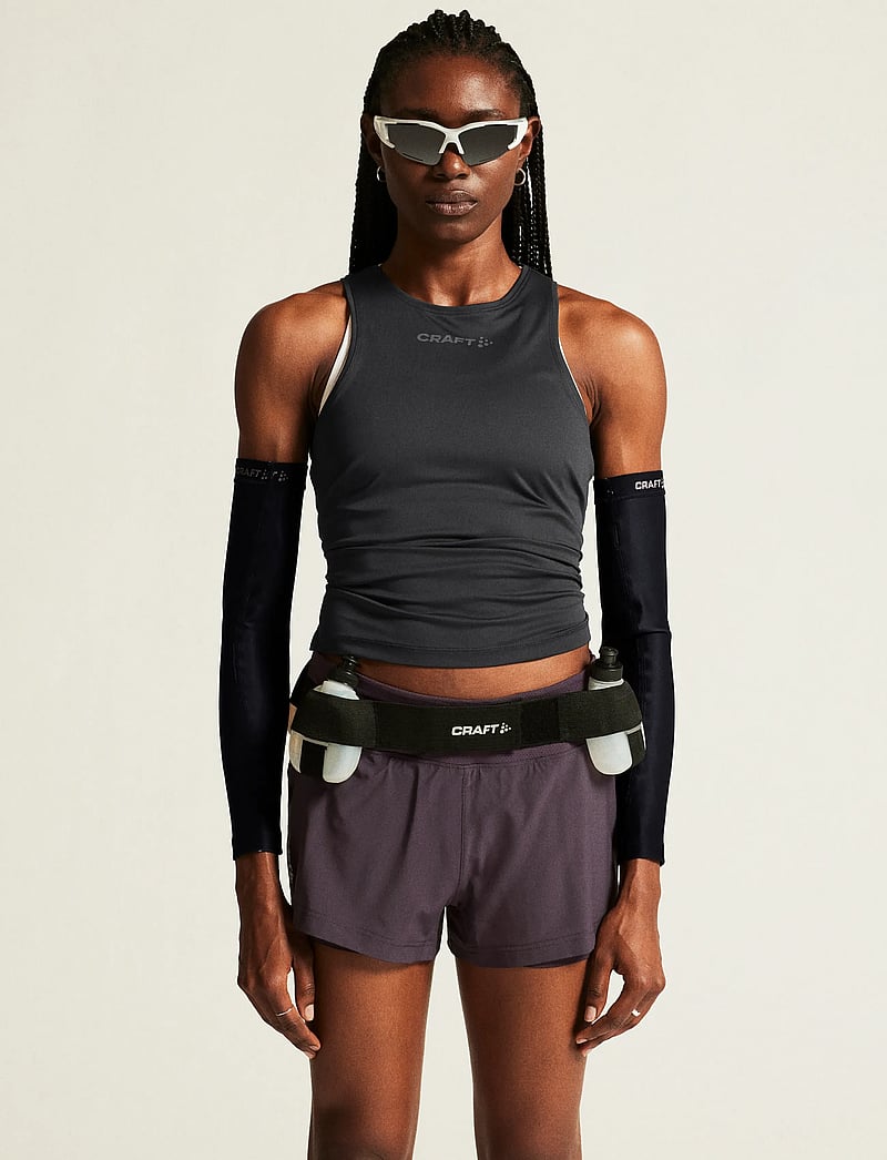 Craft - CORE ESSENCE SINGLET 2 W - Õlapaeltega pluusid - black - 0