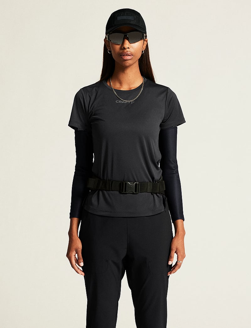 Craft - CORE ESSENCE SS TEE 2 W - t-shirts - black - 0