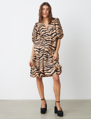 Cras - Leiacras Dress - krótkie sukienki - zebra almond - 2