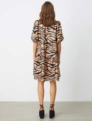 Cras - Leiacras Dress - krótkie sukienki - zebra almond - 3