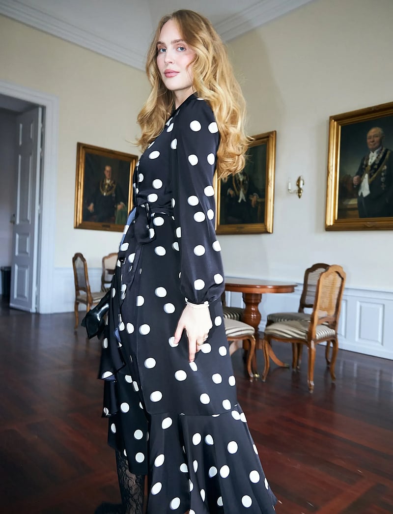 crās - Laracras Dress - omlottklänningar - 8123 black white dot - 4