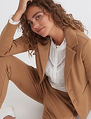 Cream - Anett Blazer - ballīšu apģērbs par outlet cenām - luxury camel - 7