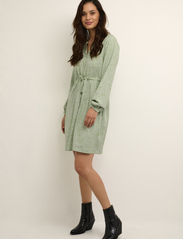 Cream - CRVimma Short Dress - Zally Fit - lyhyet mekot - flourite green paisley - 3