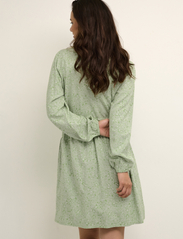 Cream - CRVimma Short Dress - Zally Fit - lyhyet mekot - flourite green paisley - 4