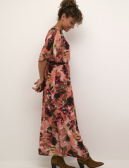 Cream - CREliza Dress - Kim Fit - sommarklänningar - peach flower print - 2