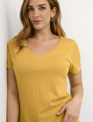 Cream - CRNaia Deep V-neck T-Shirt - t-paidat - misted yellow - 5
