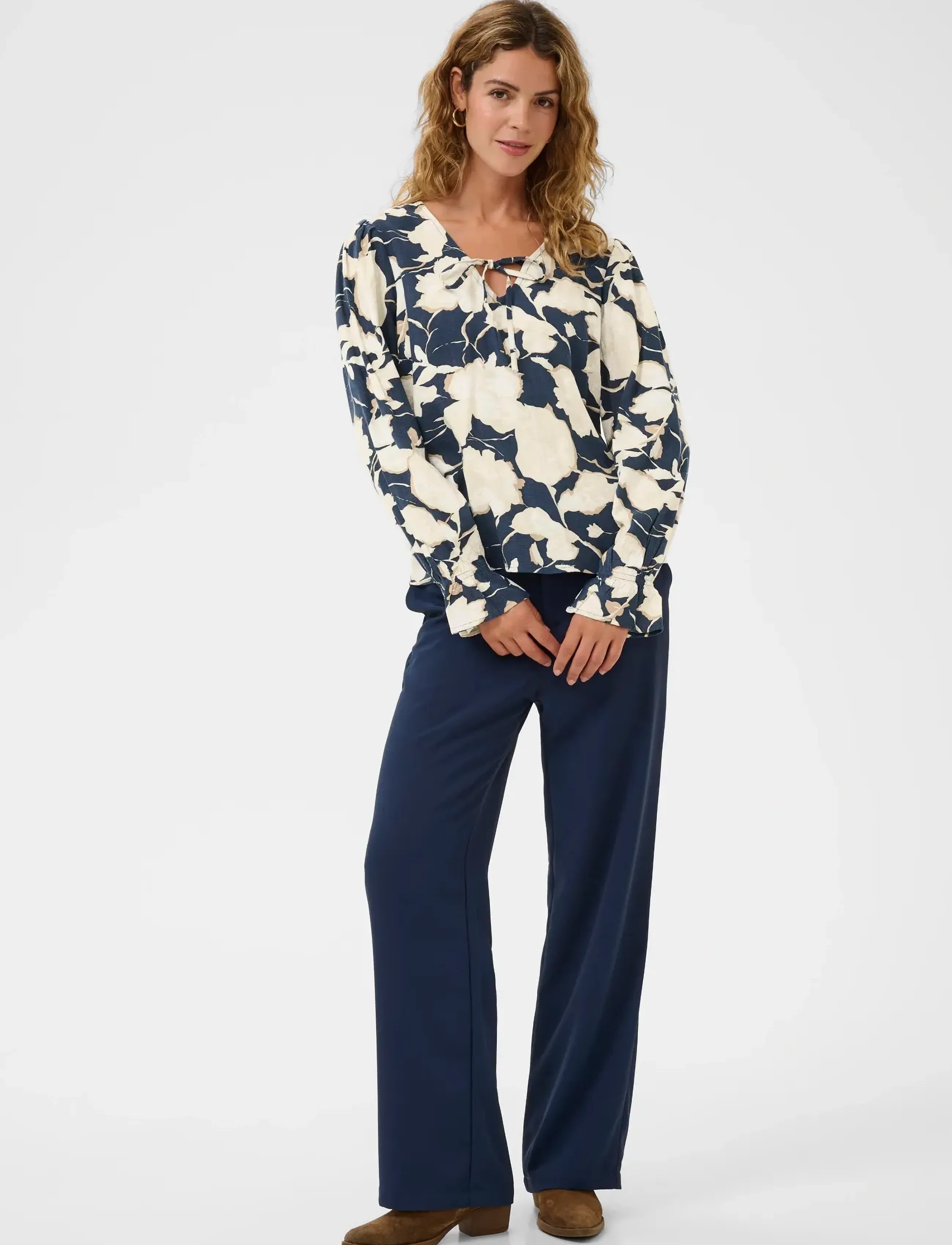 Cream - CRClaire Blouse - langærmede bluser - navy flower print - 3