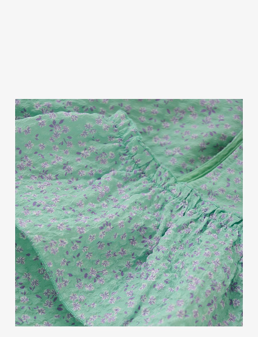 Creamie - Dress Small Flower - lühikeste varrukatega vabaaja kleidid - green ash - 2