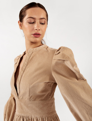 Creative Collective - Isabella Corduroy Dress - festklær til outlet-priser - humus - 4