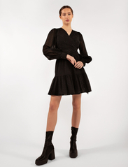 Creative Collective - Synne Wrap Dress - hõlmikkleidid - black - 2