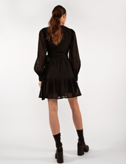 Creative Collective - Synne Wrap Dress - hõlmikkleidid - black - 3