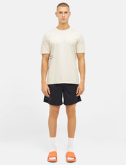 Cuera - Relaxed Heavy Globe T-Shirt - alussärgid ja t-särgid - off white - 0