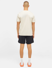 Cuera - Relaxed Heavy Globe T-Shirt - alussärgid ja t-särgid - off white - 6