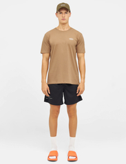 Cuera - Relaxed Heavy Offcourt T-Shirt - t-shirt & tops - brown - 5