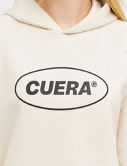 Cuera - Cropped Merch Hoodie - sweatshirts & hættetrøjer - off white - 7