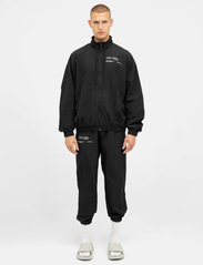 Cuera - Offcourt Globe Track Jacket - kapuutsiga dressipluusid - black - 5