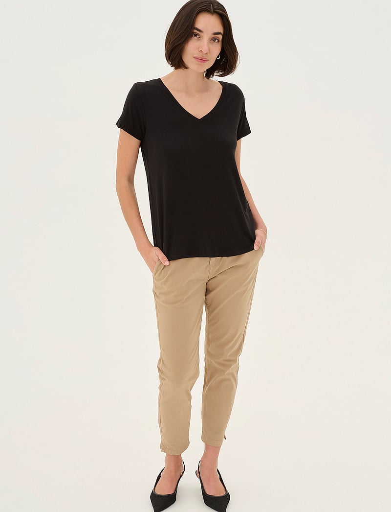 Culture - CUpoppy V-neck T-Shirt - t-shirts - black - 3