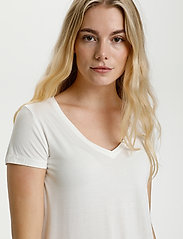 Culture - CUpoppy V-neck T-Shirt - lowest prices - spring gardenia - 6