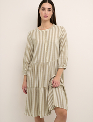 Culture - CUnoor Stripe Dress - marškinių tipo suknelės - sand stripe - 2