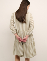 Culture - CUnoor Stripe Dress - marškinių tipo suknelės - sand stripe - 4