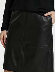 Culture - CUberta Leather Skirt - Ādas svārki - black - 5