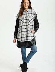 Culture - CUmiko Waistcoat - kortermede skjorter - light grey check - 3