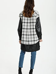 Culture - CUmiko Waistcoat - kortærmede skjorter - light grey check - 4