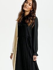 Culture - CUbetty Dress - marškinių tipo suknelės - black - 2