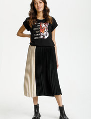 Culture - CUbetty Skirt - vidutinio ilgio sijonai - black - 3