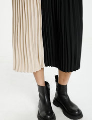 Culture - CUbetty Skirt - vidutinio ilgio sijonai - black - 5